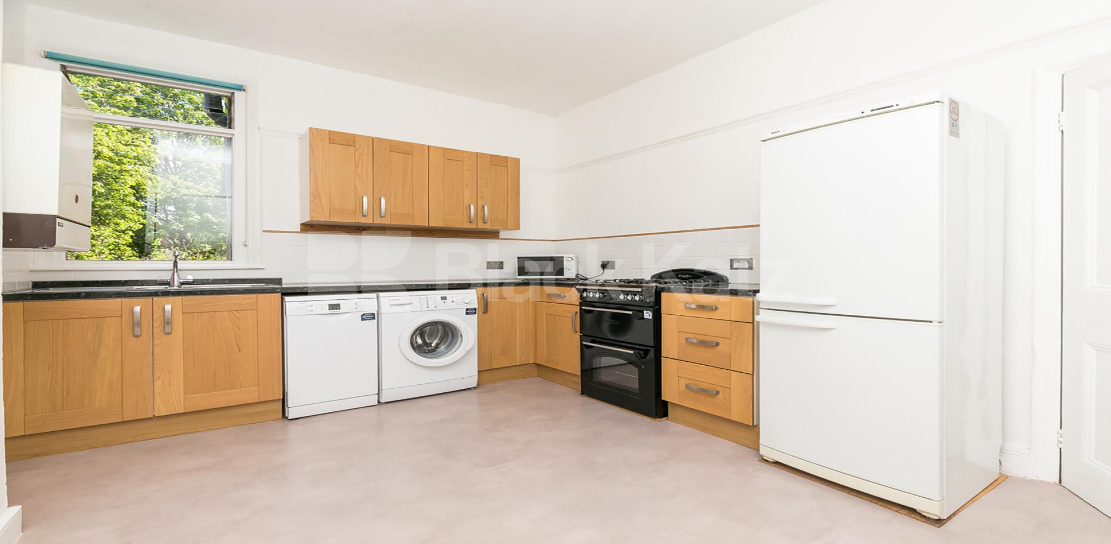 Modern and stylish bathroom 2 Bedroom Flat in Goodwyns Vale N10